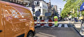 Bedrijfsbus van Traffic Base bij een wegafzetting in de stad